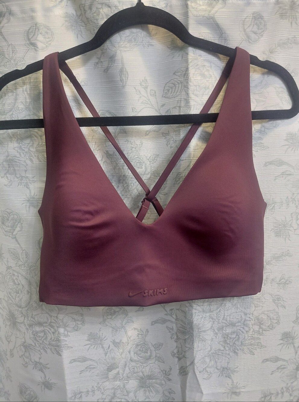NikeSkims Shine V-Neck Bra - Picture 4 of 8
